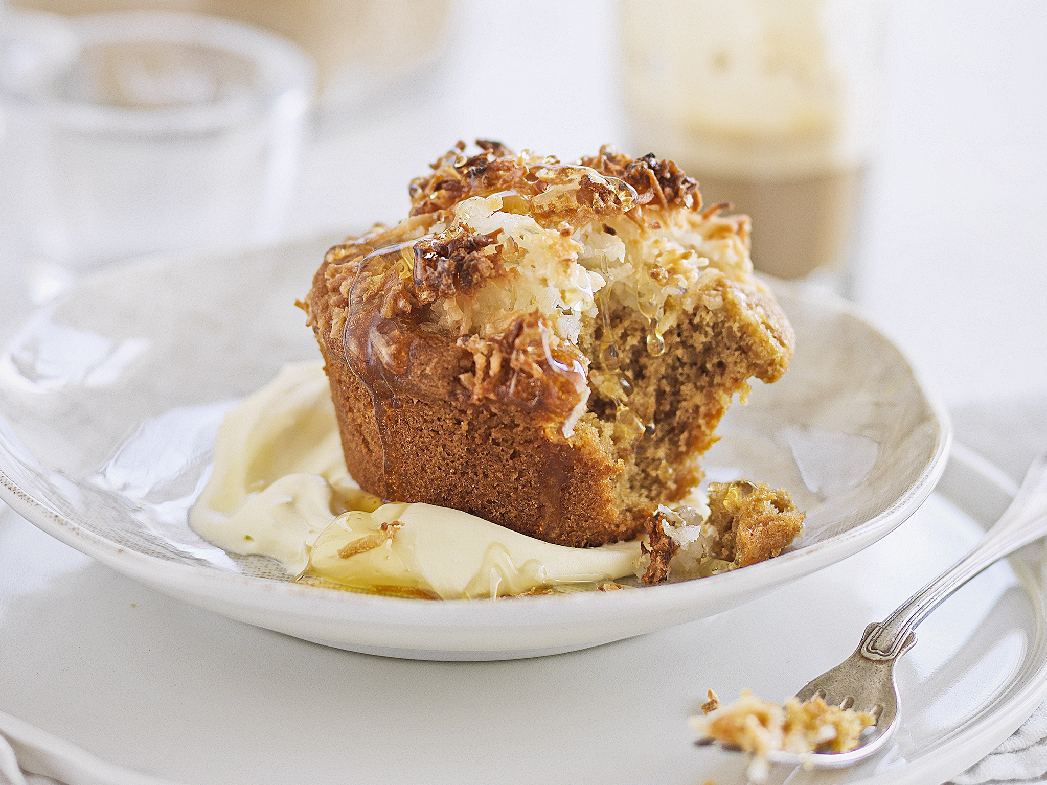 Little coffee cakes with coconut macaroon topping